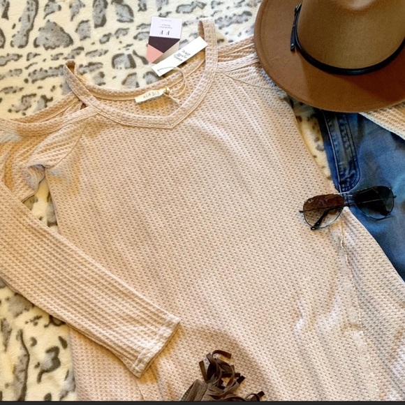 Cold Shoulder Knit Henley Tunic - Picture 2 of 4